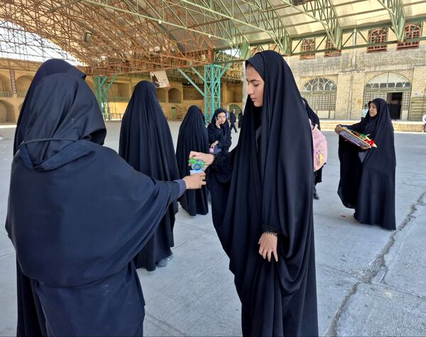 نمایش جرعه ای از ایستادگی در مسیر راهپیمایی ۱۳ آبان ماه