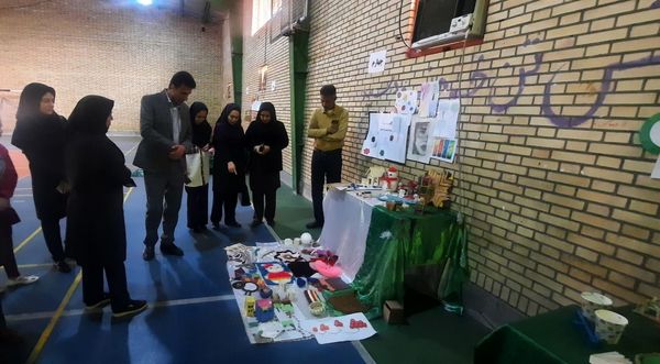 بازدید مدیر آموزش و ‌پرورش حاجی‌آباد از نمایشگاه خلاقیت‌های دانش‌آموزی دبستان استقلال  