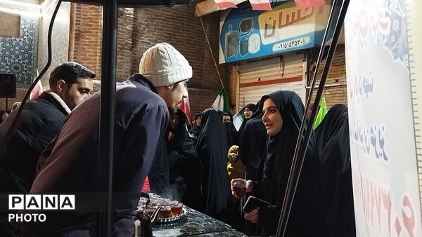 گذری بر فعالیت چایخانه فاطمه الزهرای نیشابور در مراسم چهلم رهبر شهید و شهدای میناب