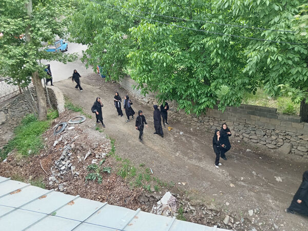 بازدید دانش‌آموزان جعفرآباد از کارگاه گلاب‌گیری روستای «بنابر»