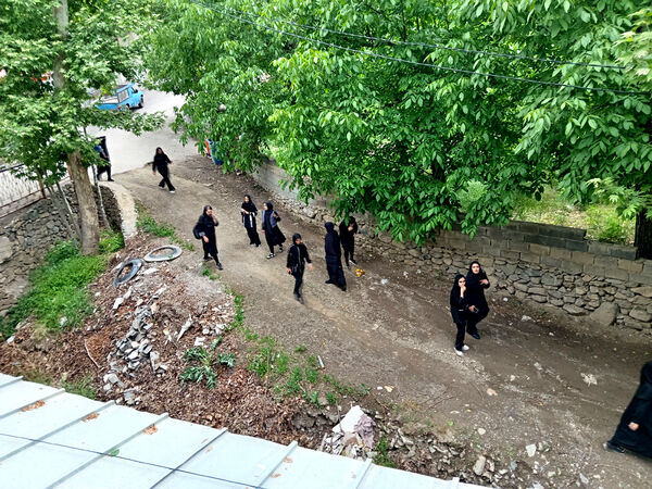 بازدید دانش‌آموزان جعفرآباد از کارگاه گلاب‌گیری روستای «بنابر»