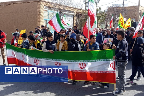 حضور پرشور دانش‌آموزان شهر بهمن در راهپیمایی ۲۲ بهمن ماه