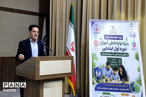 نمایشگاه نقاشی دانش آموزان شهرستان قدس  با موضوع مبارزه با اعتیاد 