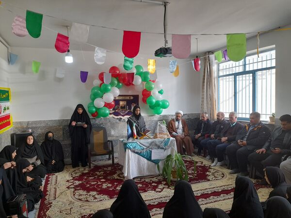 نواخته شدن زنگ گلبانگ انقلاب اسلامی در دبیرستان پگاه روستای مارکده