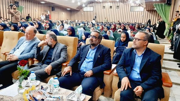 مراسم تجلیل از دانش‌آموزان ممتاز مدارس شاهد استان البرز