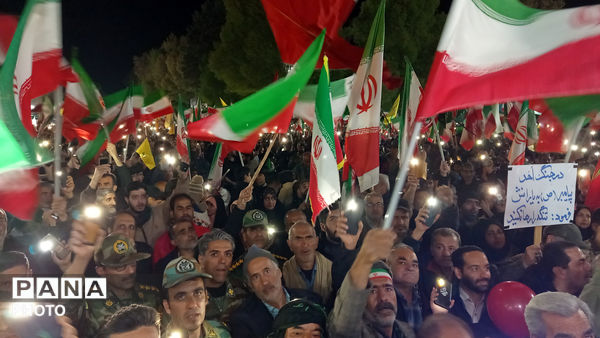 حضور پرشور مردم بروجرد در اجتماع شبانه؛ نمایش همبستگی و پایبندی به آرمان‌های ملی