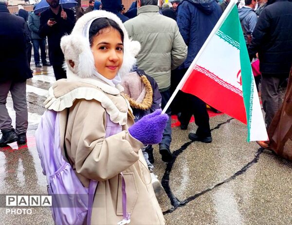 حضور دانش‌آموزان با کوله‌پشتی به یاد همکلاسی‌های مینابی در روز جهانی قدس همدان