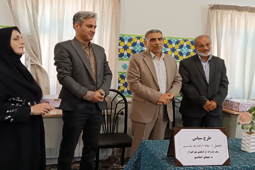 مراسم تجلیل و تکریم مقام آزاده در دبیرستان شاهد شهید حمامی ناحیه ۶ مشهد