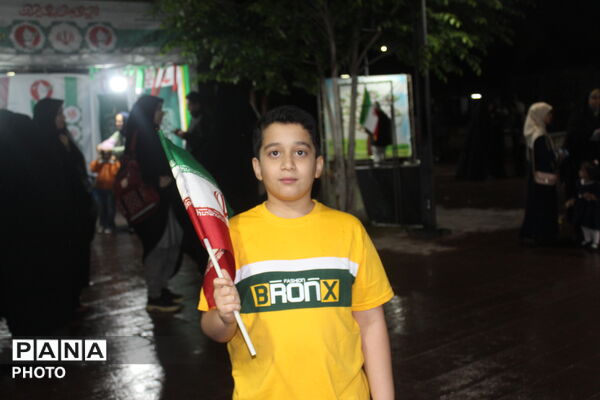حضور نوجوانان در شب بارانی کرمان