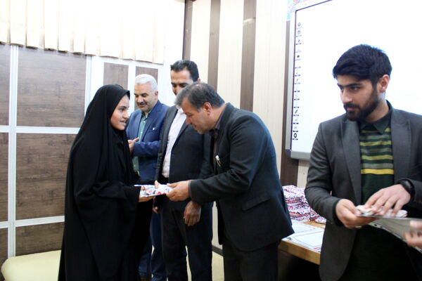 تجلیل از دانش‌آموزان برگزیده در چهل ودومین جشنواره فرهنگی هنری امید فردا شهرستان بن