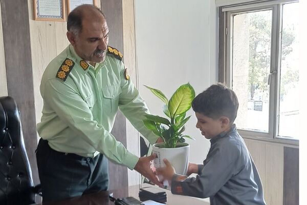 تقدیر دانش‌آموزان مدارس منطقه کهریزک از فرماندهان انتظامی کلانتری ۱۷۰ کهریزک و ۱۷۵ باقرشهر 