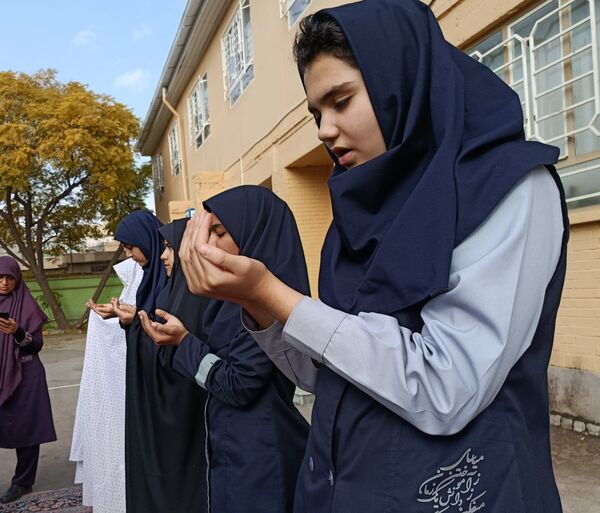 اقامه نماز باران در دبیرستان دخترانه یک وکیلی 3