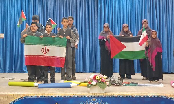 تقدیر از دانش‌آموزان فعال محمدشهری در زمینه‌های فرهنگی و هنری