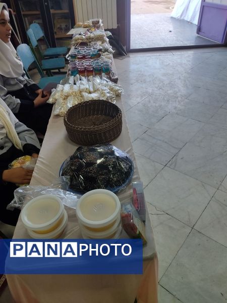  بازارچه آثار دانش آموزان پایه ششم مدرسه فاطمه الزهرا(س) به مناسبت هفته «ماها»