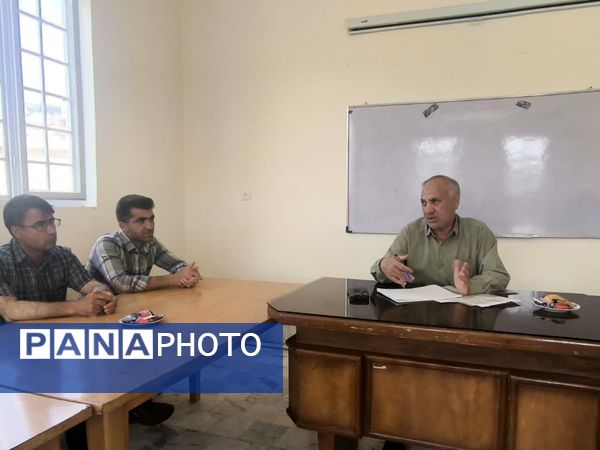 جلسه انجمن اولیا و شورای دانش آموزی در راستای برنامه‌ریزی هفته معلم