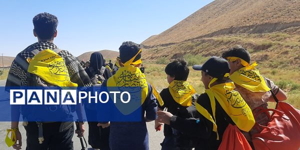  کاروان زائرین پیاده دانش‌آموزی در نیشابور