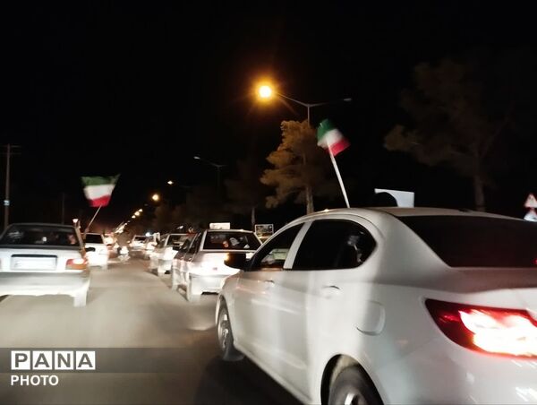 رژه ماشینی مردم کاشمر برای دفاع از میهن و بیعت با رهبر انقلاب