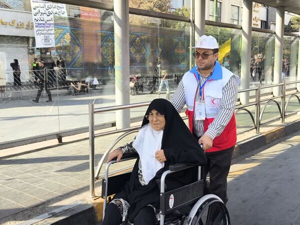 خدمت جوانان هلال‌احمر همدان به زائران رضوی در طرح ملی «قدم به قدم در مسیر بهشت»
