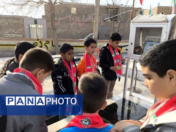 غبارروبی مزار شهدا توسط دانش‌آموزان دبستان شهید پسندیده فدافن