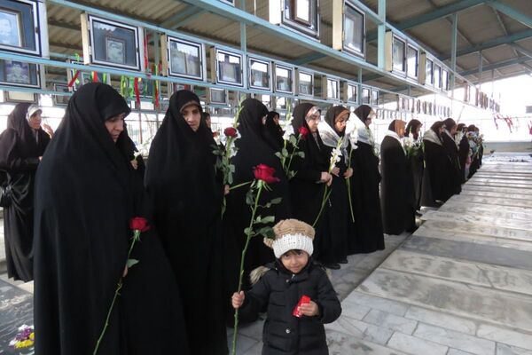 احترام به مقام شهدا با حضور فرماندهان و بسیجیان در گلزار بی‌بی سکینه(س) شهرستان ملارد