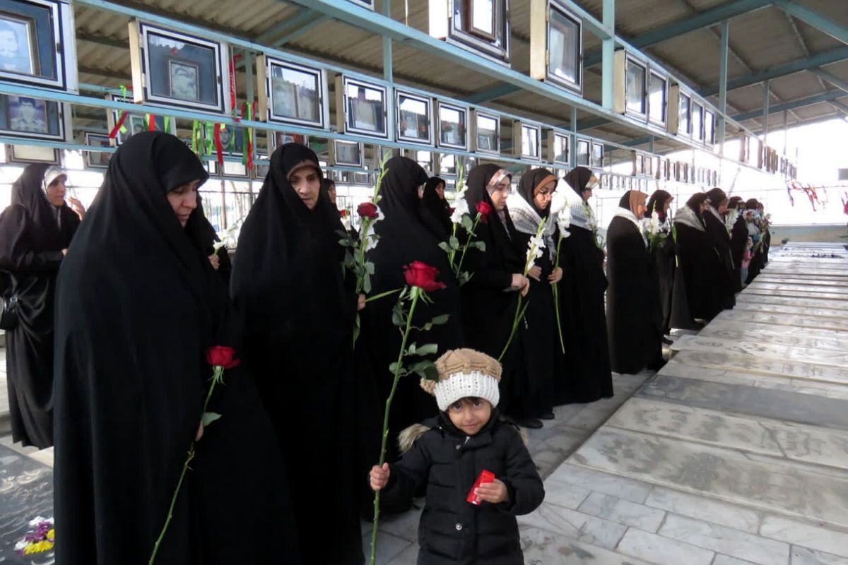احترام به مقام شهدا با حضور فرماندهان و بسیجیان در گلزار بی‌بی سکینه(س) شهرستان ملارد