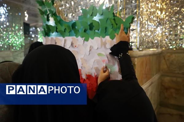  دورهمی دختران با قرائت سوره مبارکه فتح در رواق دارالذکر سومین حرم اهل بیت (ع)