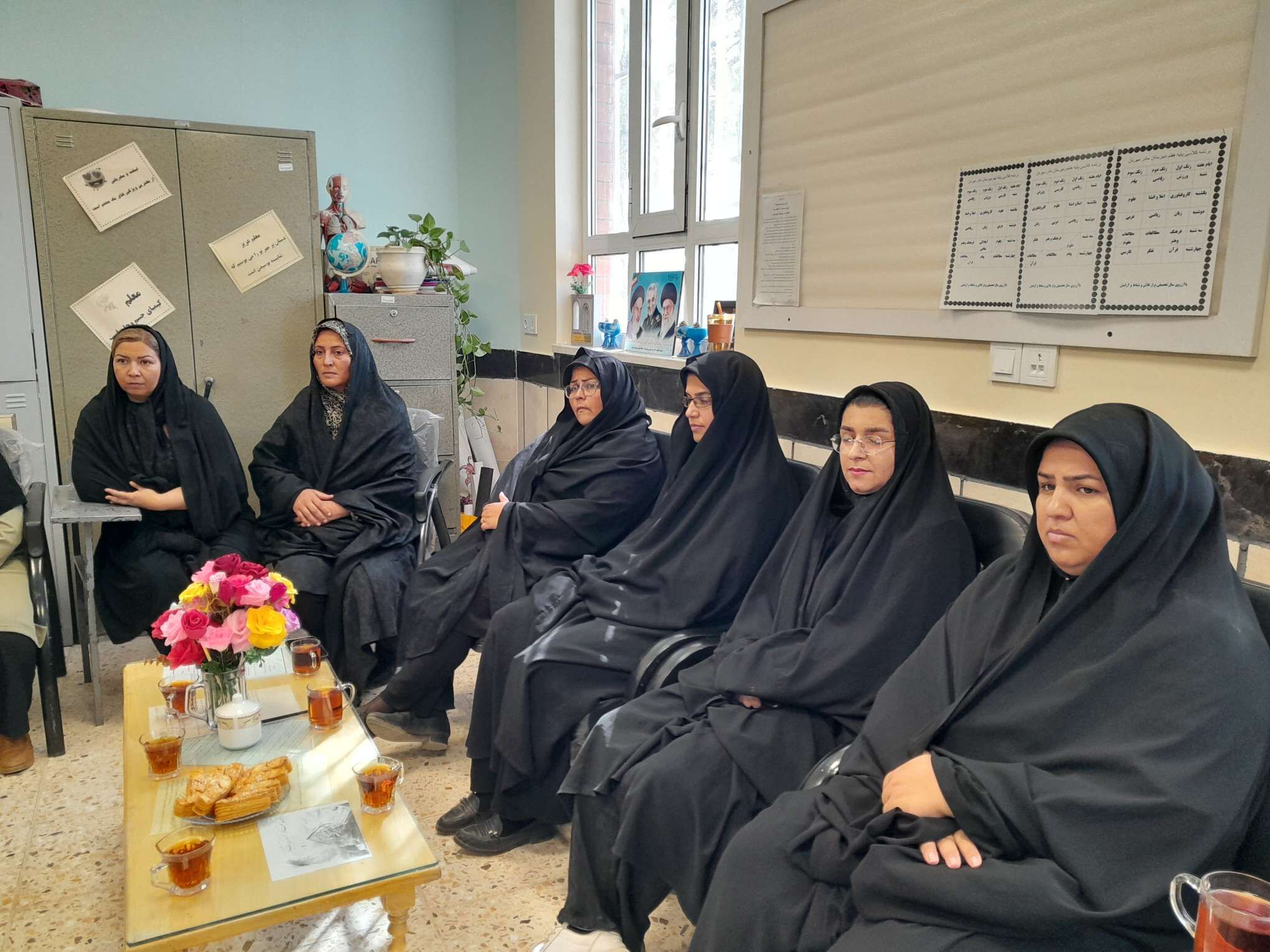 جلسه انجمن اولیا و مربیان در دبیرستان مادرمهربان خلیل آباد