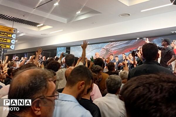 استقبال باشکوه مردم از قهرمانان فوتبال ایران در فرودگاه مهرآباد؛ تجلی وحدت، غرور ملی و عشق به وطن