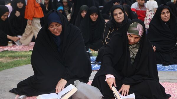 طنین دعای عرفه در پارک کوهستان یزد