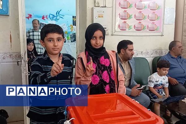 حضور مردم ولایتمدار شهرستان ورامین پای صندوق‌های اخذ رای