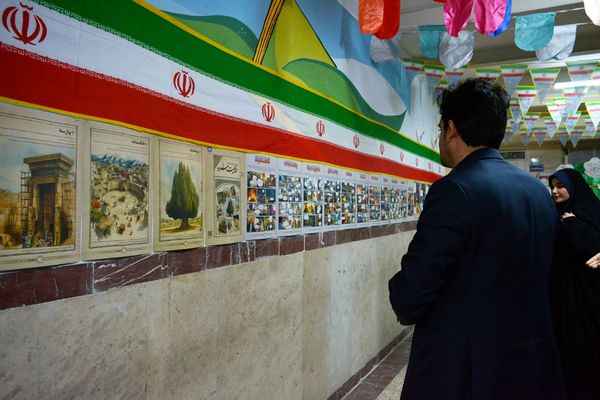 فانوس به دبیرستان حکمت آمد