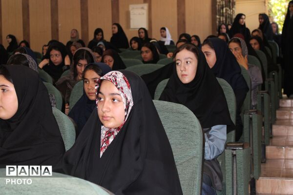 تجلیل از دانش آموزان  برگزیده در مسابقات قرآن و عترت 