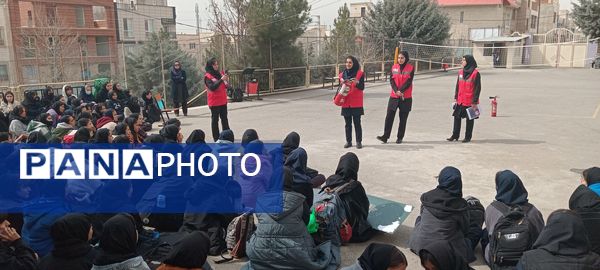 کارگاه آموزشی آشنایی با اصول ایمنی و اطفاء حریق در هنرستان آفرینش پردیس 