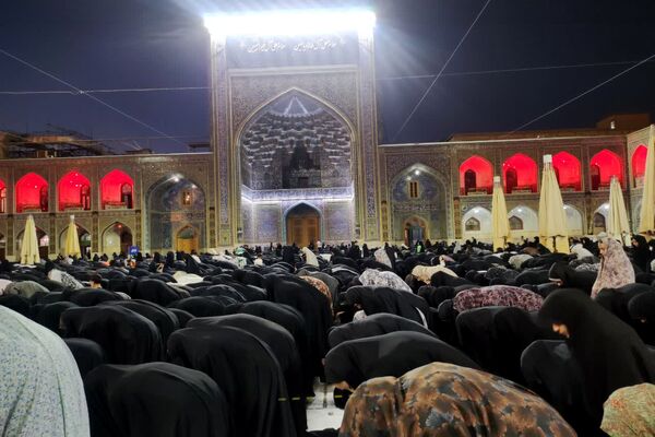 برگزاری نماز جماعت در حرم مطهر امام رضا (ع)