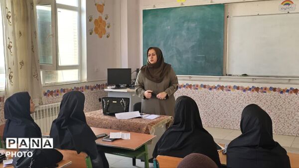 توسعه شایستگی حرفه‌ای مربیان کودکستان‌های بافق و بهاباد