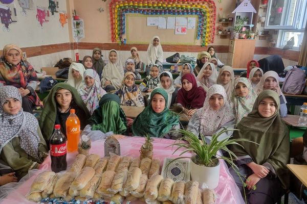 حضور دانش‌آموزان مدارس ناحیه دو شهرری در جشن ولادت حضرت فاطمه (س)
