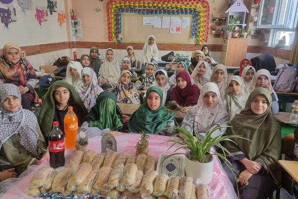 حضور دانش‌آموزان مدارس ناحیه دو شهرری در جشن ولادت حضرت فاطمه (س)