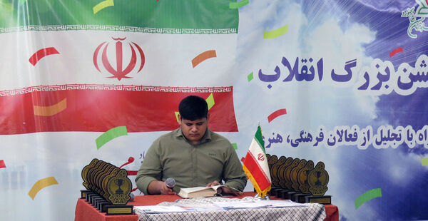 جشن انقلاب و کلنگ زنی زمین چمن دبیرستان شاهد امام حسین (ع)