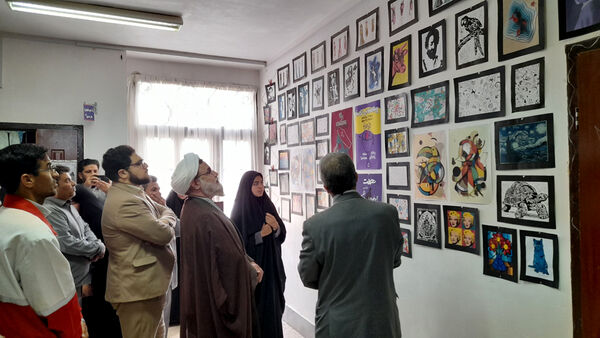 بازدید مسئولان جعفرآباد قم از نمایشگاه تولیدات دانش‌آموزی در هنرستان حضرت زهرا(س)