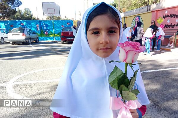 اولین زنگ شادی برای شکوفه‌های کلاس اول در دبستان روستایی عارف