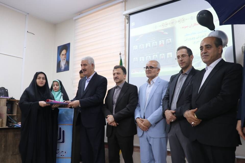 «سپاس معلم» در تبریز؛ آیین تجلیل از معلمان نمونه ناحیه یک با حضور فرماندار 