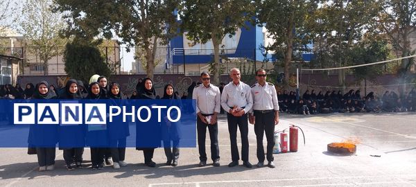  آموزش مهارت‌های اطفای حریق در دبیرستان نمونه محبوبه محبی نیشابور 