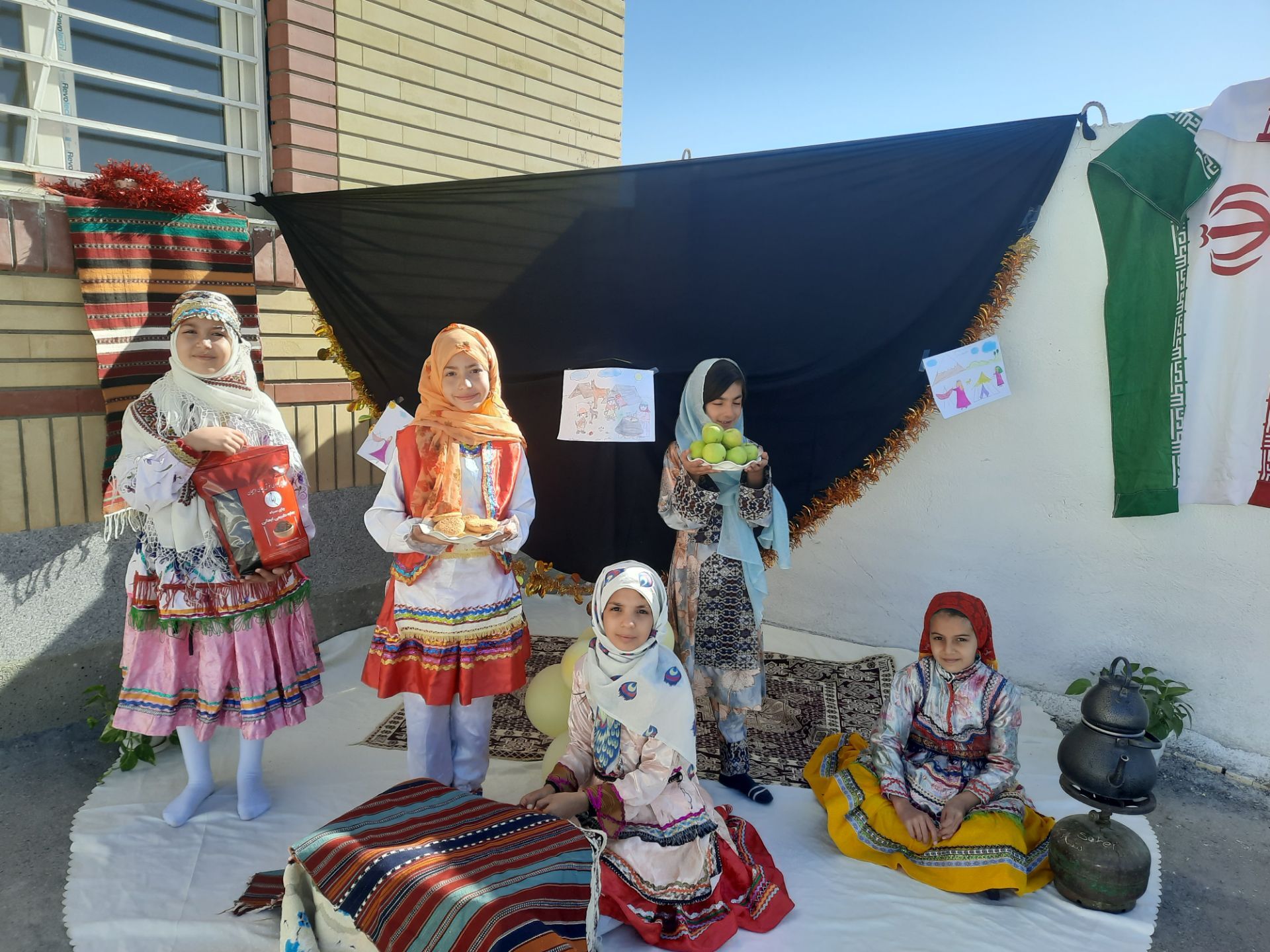 دانش‌آموزان دبستان نیک‌اندیشان چناران با جشن فرهنگ روستا و عشایر، اصالت ایرانی را زنده کردند