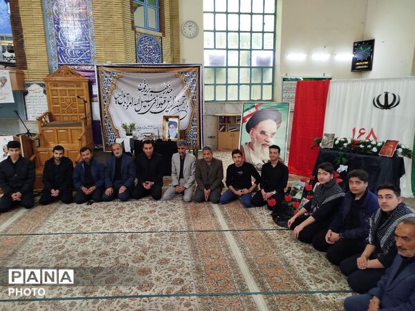 حضور دانش آموزان دبیرستان نمونه آیت الله خامنه ای در مراسم گرامیداشت رهبر معظم انقلاب اسلامی