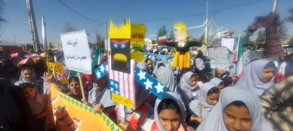 حضور پرشور دانش آموزان مدارس شهرستان خاتم در راهپیمایی ۱۳ آبان 