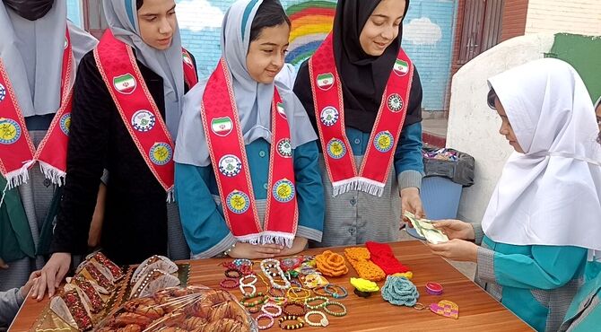 بازارچه خوداشتغالی دختران پیشتاز آموزشگاه شهدای هوانیروز کرمان