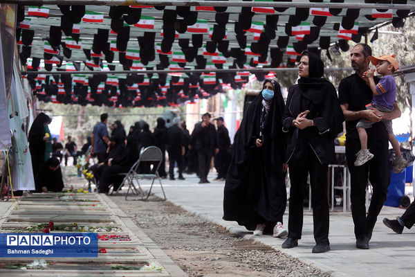 حال و هوای ظهر عاشورا در قطعه شهدای جنگ تحمیلی رژیم صهیونیستی