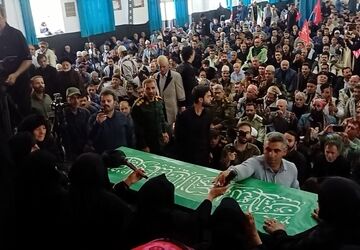 وداعِ باشکوهِ لرستان با رهبرِ شهید در حسینیه‌ی ثارالله