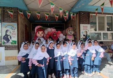 با فرا رسیدن مهر دل شکوفه‌های کوچک هم شاد شد
