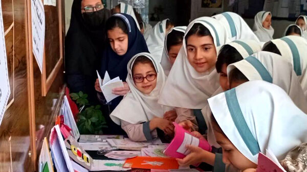 برپایی نمایشگاه کتاب‌های تألیفی و تصویرگری‌شده دانش‌آموزان در دبستان لطیفه